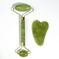 Miniatyrbillede 2 af 5: Gua Sha Jade Roller Ansigts- og Halsmassager - Lindrer Huden, Reducerer Hævelse og Forbedrer Glød