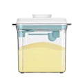 Miniatyrbillede 2 af 5: Lufttæt Mælkepulverbeholder - 2300 ml Kapacitet, Nem En-Knap Dispenser, BPA-Fri, Inkluderer Ske og Skraber - Transparent, 800g
