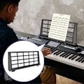 Miniatyrbilde 3 av 5: Notestativ for keyboard, noteark, holder for musikkinstrumentdeler