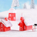 Miniatyrbild 4 av 5: Mini Julbyhus skimrande snövilla dekorerad med 4 dockor