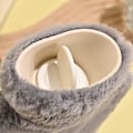 Miniatyrbillede 2 af 4: PVC Varmtvandspose med Betræk - 1L, Nakke- og Skulder Smertelindring, Hånd- og Fodvarmer, Menstruationskramper, Varme- og Koldterapi