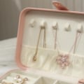 Miniatyrbillede 5 af 5: Dobbeltlags Bærbar Mini Rejse Smykkeæske - PU Læder Smykke Organiser til Kvinder og Piger