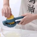Miniatyrbillede 1 af 4: Manuel Citronpresser med Langt Håndtag i Metal til Effektiv Udtrækning af Citrussaft