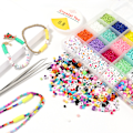 Miniatyrbillede 6 af 8: 8800 stk. alfabet bogstavperler i lyse farver 3mm DIY smykketilbehør med saks vedhæng elastisk tråd til håndværk 8 stk. legering vedhæng