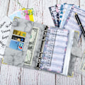 Miniatyrbillede 5 af 5: A6 Budget Binder Skridsikker Vandtæt Udsøgt Rivfast Støvtæt Spænde Design Kunstlæder Marmor 6-rings Budgetplanlægger Kontorartikler Hvid