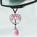 Pikkukuva 1 / 4: Rose Quartz -kristalliautopeilin riipuskoriste - Vaaleanpunaiset autotarvikkeet