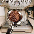 Pikkukuva 2 / 5: 58mm Pohjaton Portafilter Espressokone Ruostumattomasta Teräksestä Valmistettu Avoin Portafilter Kaksoisannos Suodatinkorilla Kahvin Pohjaton Kahva - Puinen