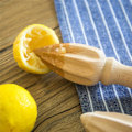 Miniatyrbillede 7 af 8: Naturlig træ citruspresser mini manuel citruspresser til appelsin citrus citron