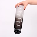 Miniatyrbillede 3 af 4: Drikkedunk, 1000 ml sportsvandflaske med tidsmarkeringer, lækagesikker drikkedunk, BPA-fri til fitness/cykling/camping/løb (sort)