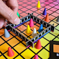 Miniatyrbilde 2 av 5: Hues and Cues gjettespill fra usaopoly | 30 minutters spilletid-FS3-