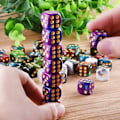 Miniatyrbillede 5 af 5: 50 stk. 6-sidet terningespil - 5 terninger i to farver med guldpips - runde hjørner - til spil som Tenzi, Farkle