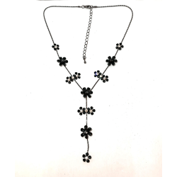 Halsband med svarta blommor svart
