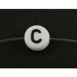 100 st Vita bokstavspärlor "C" i acryl med svart text