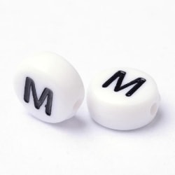 100 st Vita bokstavspärlor "M" i acryl med svart text