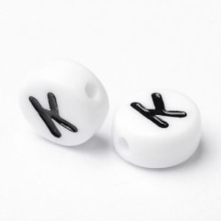 100 st Vita bokstavspärlor "K" i acryl med svart text