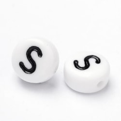 100 st Vita bokstavspärlor "S" i acryl med svart text