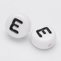 100 st Vita bokstavspärlor "E" i acryl med svart text