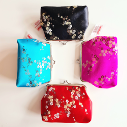 4 stycken små väskor med orientaliskt mönster flerfärgad