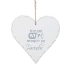 Hjärtformad skylt i trä med texten "Vi har inget WIFI" White