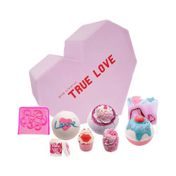 Bomb Cosmetics Present True Love multifärg