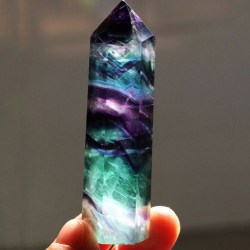 Naturlig fluorit kvartskristall sexkantig kolumn stavspets Färgrik 4,5-7cm