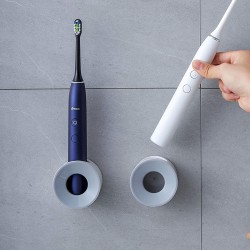 Två elektriska tandborsthållare i badrummet, väggfäste