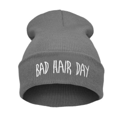 Mössa Acrylic med texten “BAD HAIR DAY” - grå grå