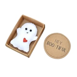 Söta spöken låda Söta små filt spöken i en medaljong med litet meddelandekort Halloween dekorationer presenter till vänner familj E. Hey Boo-tiful 7cm X 5cm