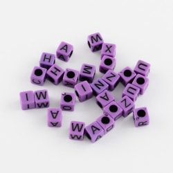 250 stycken bokstavspärlor Bokstäver Lila kub 6mm Alfabet alfabe