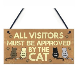 Skylt i trä - All visitors must be approved by the cat