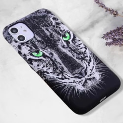 iPhone 12 13 pro max lysende skalleopard med grønne øjne Grey one size