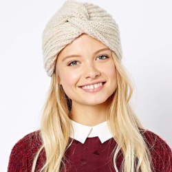 Strikket lue turban perfekt for vinter høsttrend 2022 Beige one size