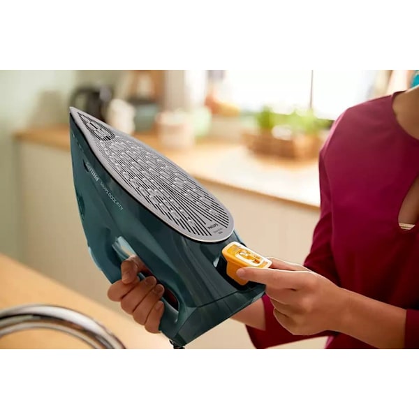 Philips | Iron | DST7050/70 | Steam Iron | 2800 W | Water tank capacity 300 ml | Continuous steam 50 g/min | Steam boost performance 250 g/min | Green