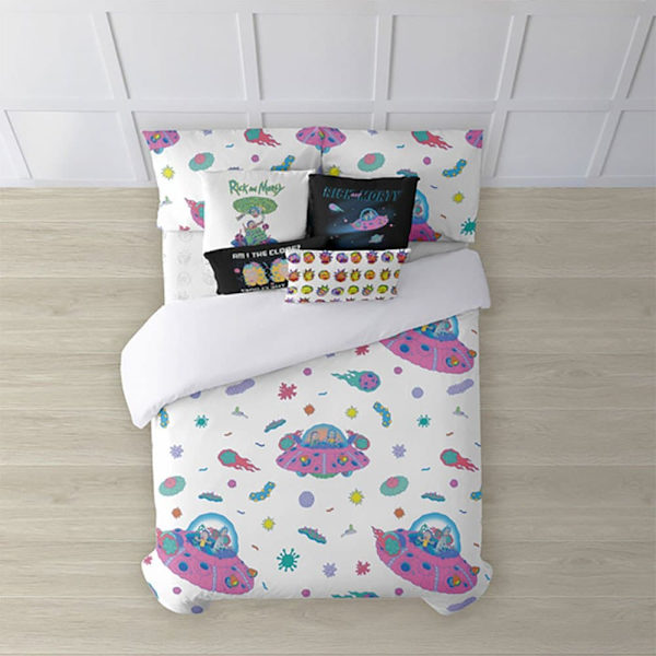 Play Fabrics Dynetæppe Med Knapper Universe Rick And Morty Til Seng 105 180x240 Cm