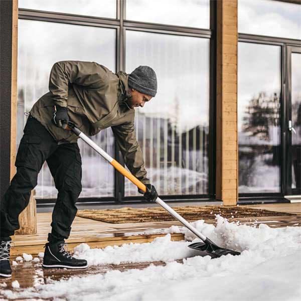 Fiskars Sneskovl X-series Roller Søvfarvet