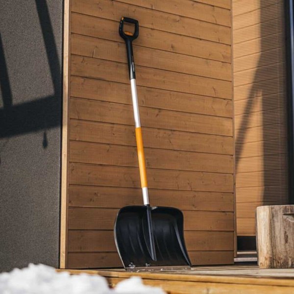 Fiskars Teleskooppinen Pusher Snow Shovel X-series Monivärinen