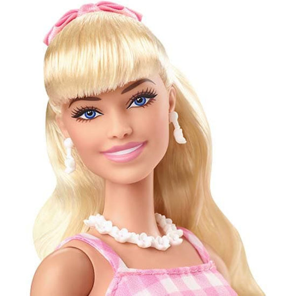 Barbie Som Samlarobjekt Signaturdocka Från Filmen I Vintage Rutig Klänning Margot Robbie Rosa