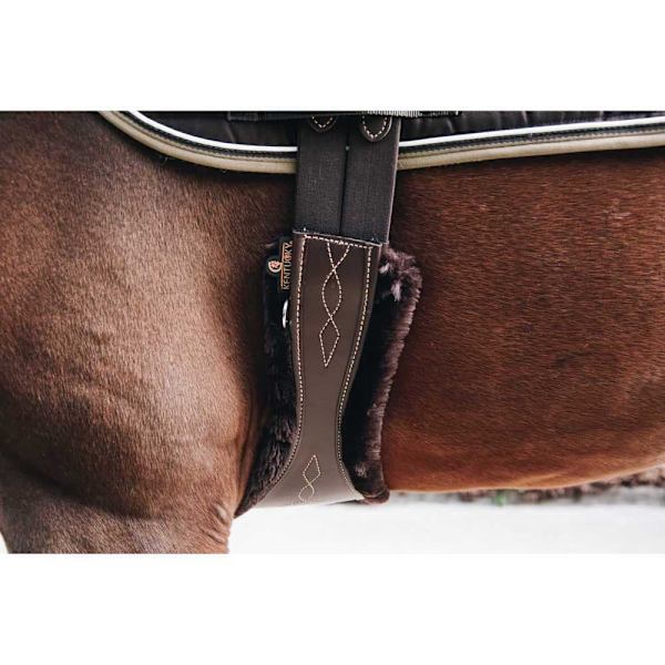 Kentucky Anatomisk Fårskinnsomkret Brun 135 cm