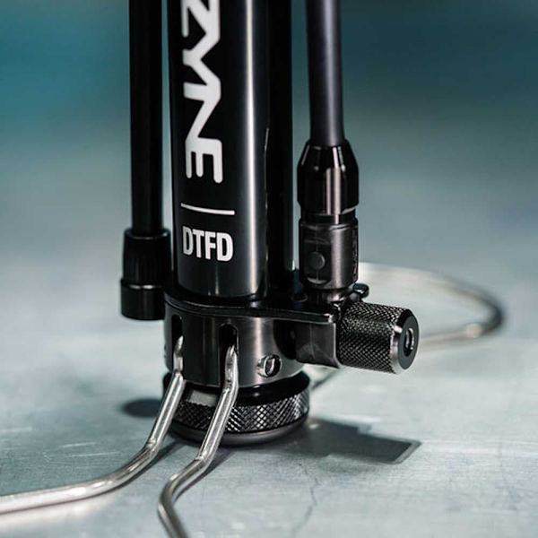 Lezyne Pumppu Digital Travel Floor Drive Hopeinen 160 Psi