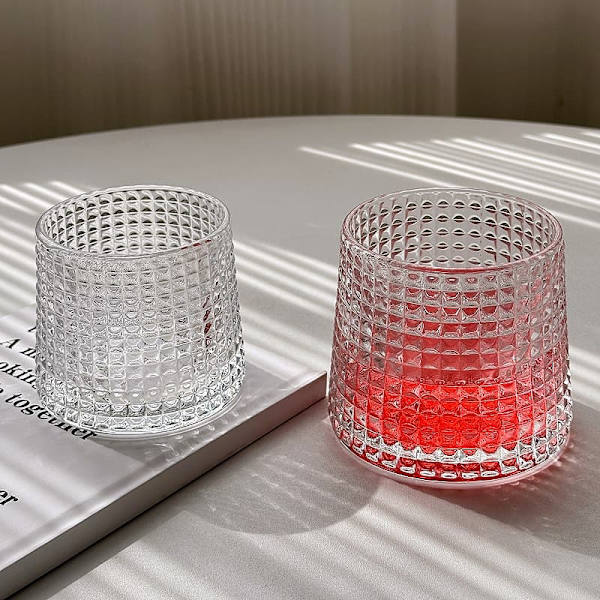 Dekorativt mönstrat glas, elegant dryckesglas för hemmet