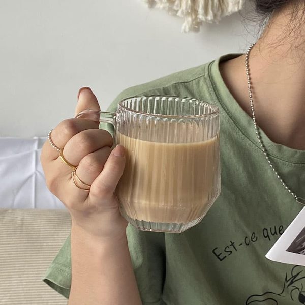 Lodret mønstret glas kaffekop med håndtag