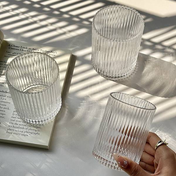 Elegant ribbat glas - perfekt för drycker