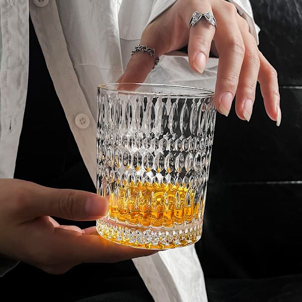 Set med två dekorerade glas, stilrena dryckesglas med mönster