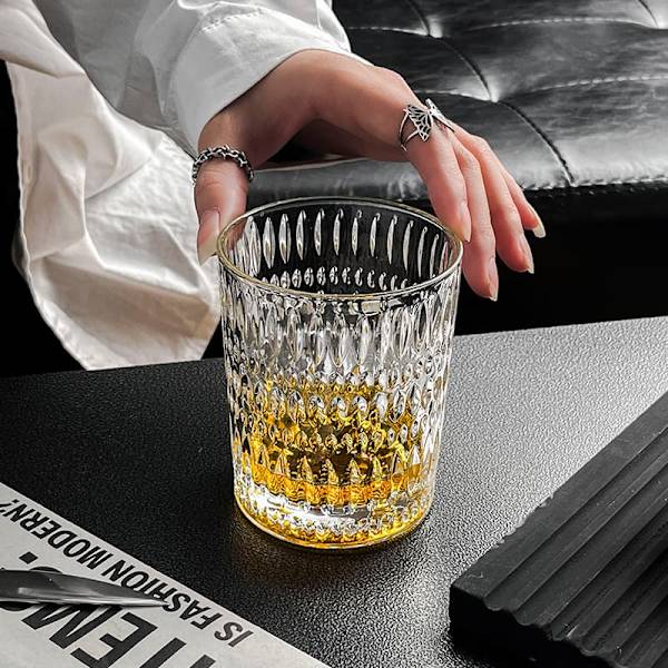 Set med två dekorerade glas, stilrena dryckesglas med mönster