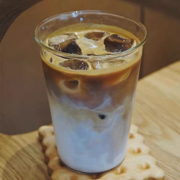 Transparent glas för iste eller kaffe, perfekt för svalkande drycker
