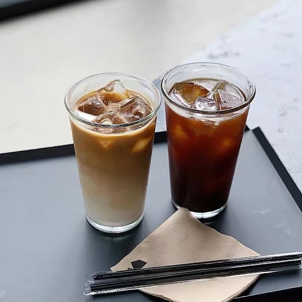 Transparent glas för iste eller kaffe, perfekt för svalkande drycker