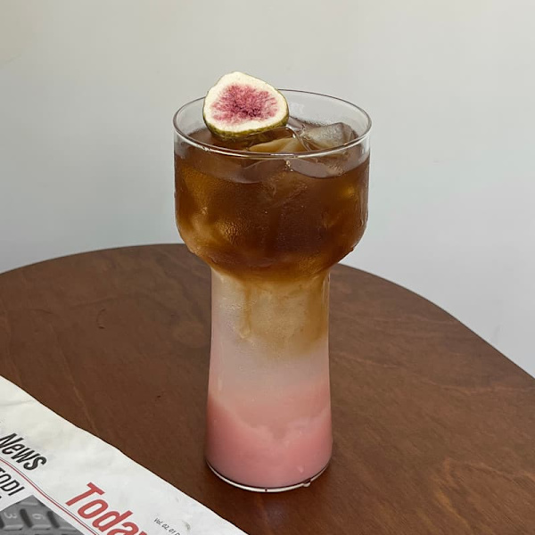 Enkel Transparent Glasbägare med Hög Fot