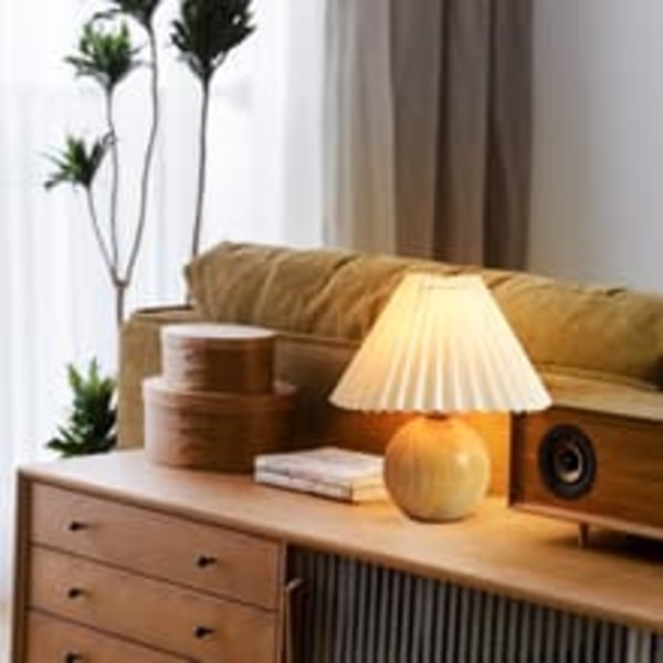 Bordlampe med sfærisk træbase og plisseret skærm, hyggelig og retro hjemmebelysning