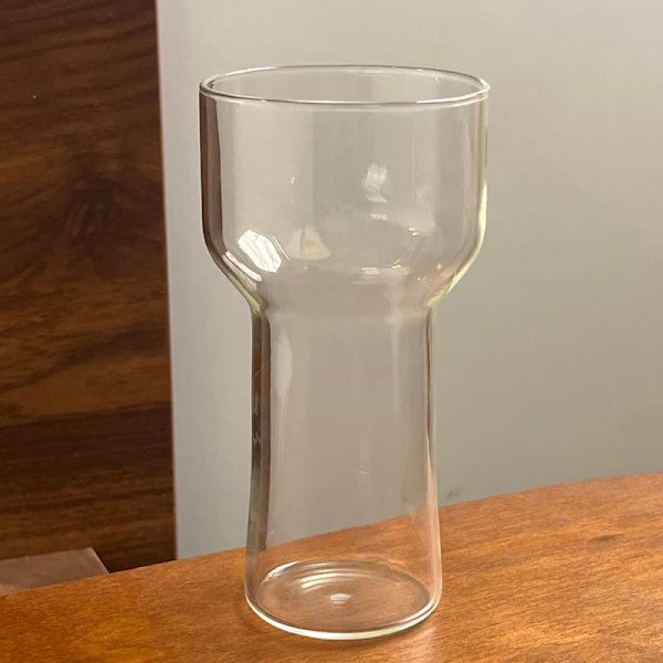 Enkel Transparent Glasbägare med Hög Fot