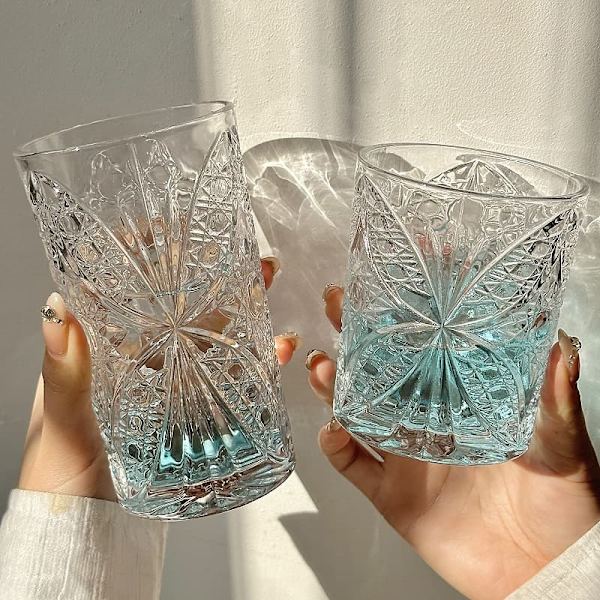 Set med två dekorerade kristallglas, eleganta dryckesglas för hemmet